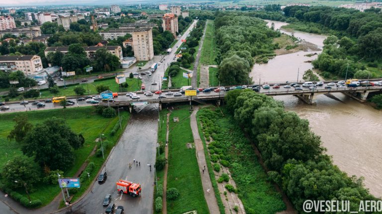 У Франківську, на затопленій Надрічній, молодь влаштувала стрітрафтинг-заплив