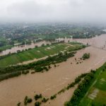 На Рожнятівщині через тривалі дощі річка вийшла з берегів: фоторепортаж