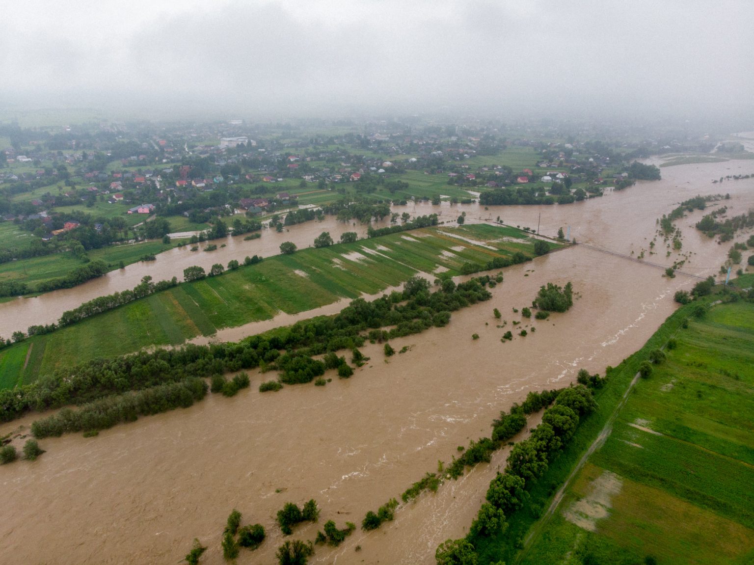 На Рожнятівщині через тривалі дощі річка вийшла з берегів: фоторепортаж