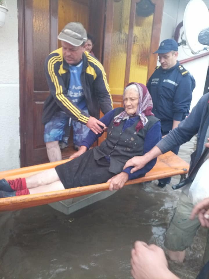 На Прикарпатті продовжують евакуювати людей після вчорашньої негоди