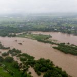 На Рожнятівщині через тривалі дощі річка вийшла з берегів: фоторепортаж