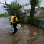 На Прикарпатті волонтери надають допомогу тим, хто постраждав від повені