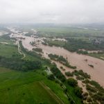 На Рожнятівщині через тривалі дощі річка вийшла з берегів: фоторепортаж