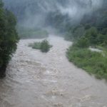Через зливи карпатські річки перетворилися на розбурхані небезпечні потоки - вода продовжує підніматися: фото, відео