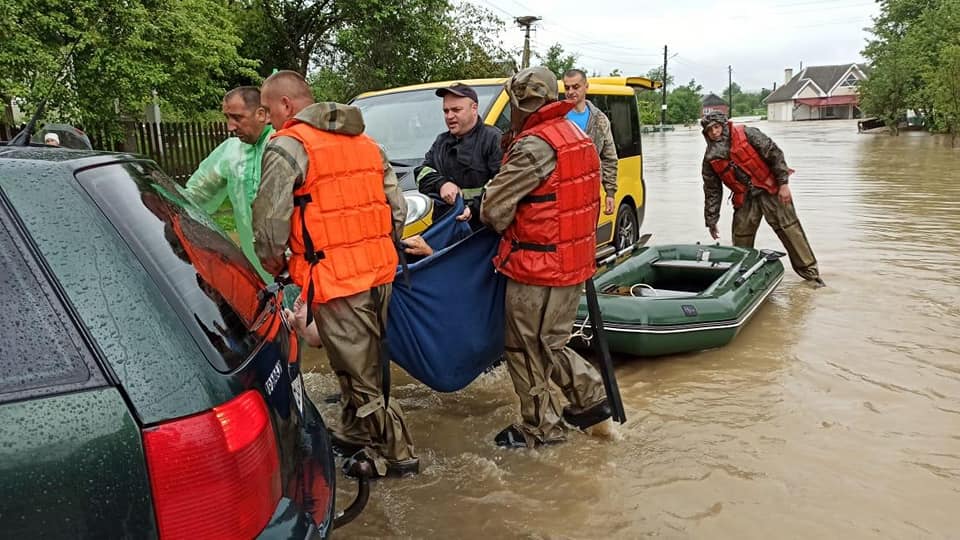 З підтоплених сіл Прикарпаття евакуювали усіх вагітних жінок