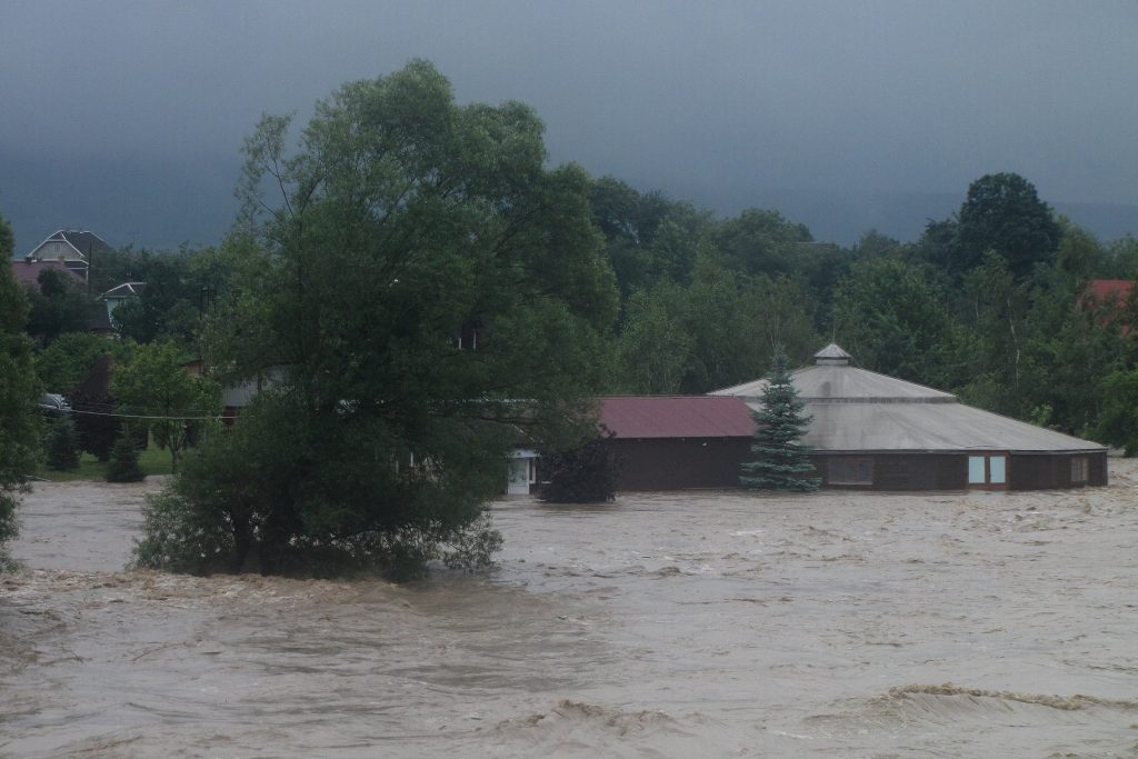 На Калущині через негоду будинки, що стоять не берегах Лімниці, ідуть під воду: фотофакт