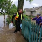 На Прикарпатті волонтери надають допомогу тим, хто постраждав від повені