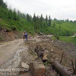 У Верховинському районі рясні опади спричинили зсув ґрунту на автодорогу. Рух ускладнений: фотофакт