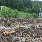 На Яремчанщині розчистили дорогу та спрямували потік води в інший бік