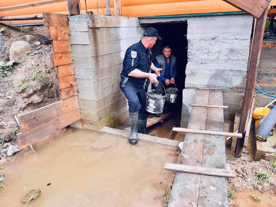 Затоплені будинки та дороги: поліцейські Прикарпаття продовжують ліквідовувати наслідки негоди