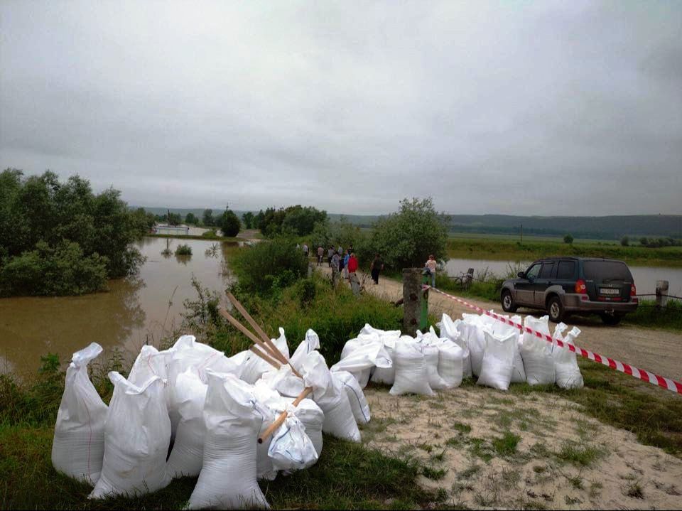 Рівень води у Дністрі продовжує підніматися - прикарпатців попереджають про затоплення