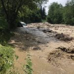 На Прикарпатті мікроавтобус з людьми злетів у бурхливу гірську річку: фотофакт