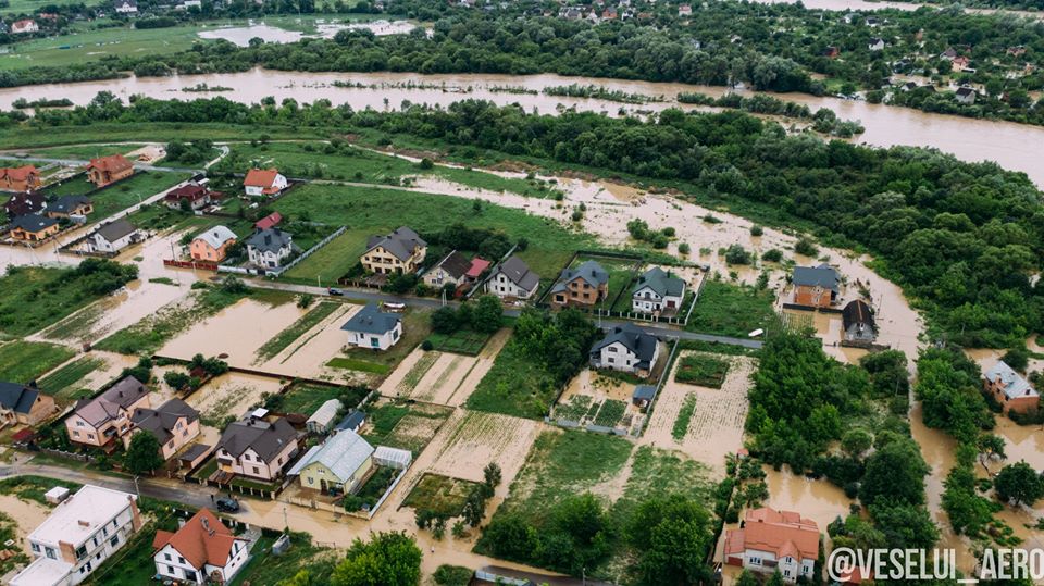 Відомий фотограф показав, як виглядає приміське село Вовчинець після кількаденної негоди: фоторепортаж