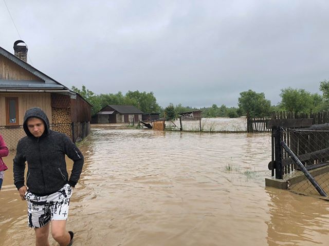 Води по коліно: у Перегінську річка вийшла з берегів та підтоплює будинки: фотофакт