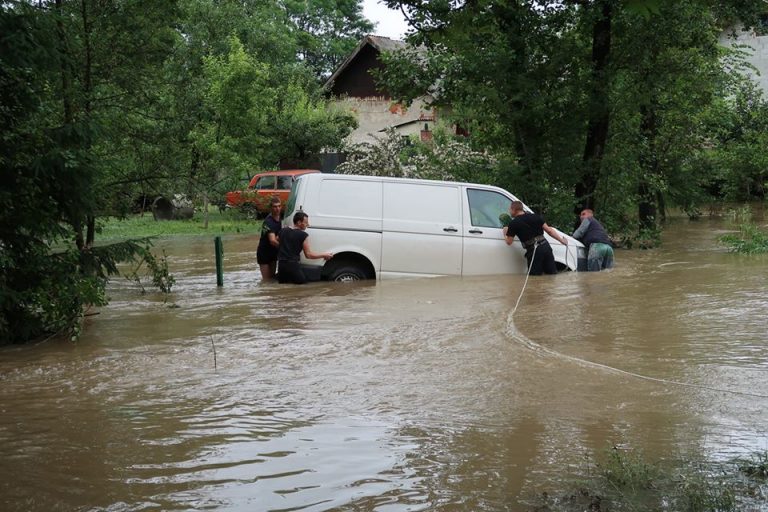 У прикарпатському селі вода знесла бус у потічок, водія розшукує поліція