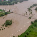 На Рожнятівщині через тривалі дощі річка вийшла з берегів: фоторепортаж