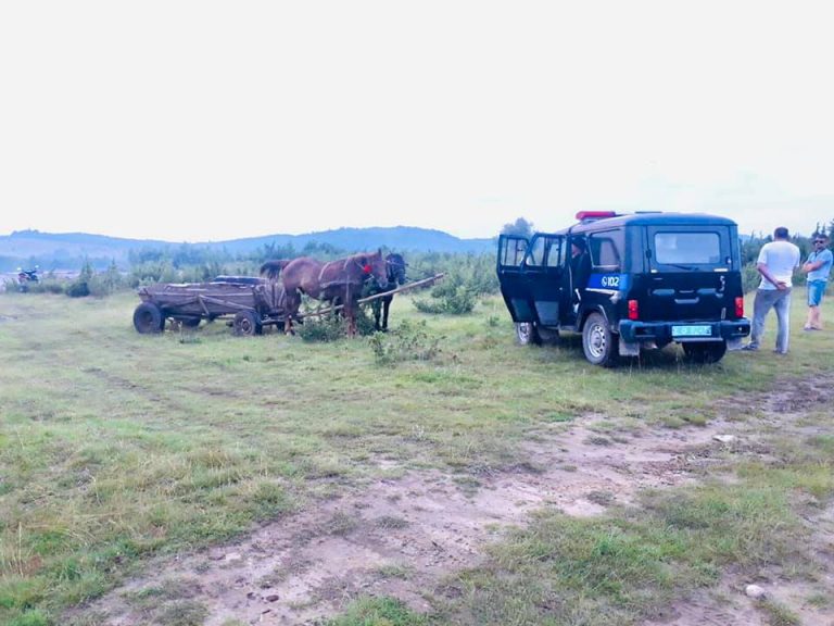 У Надвірнянському районі затримали "на гарячому" крадіїв гравію: фотофакт