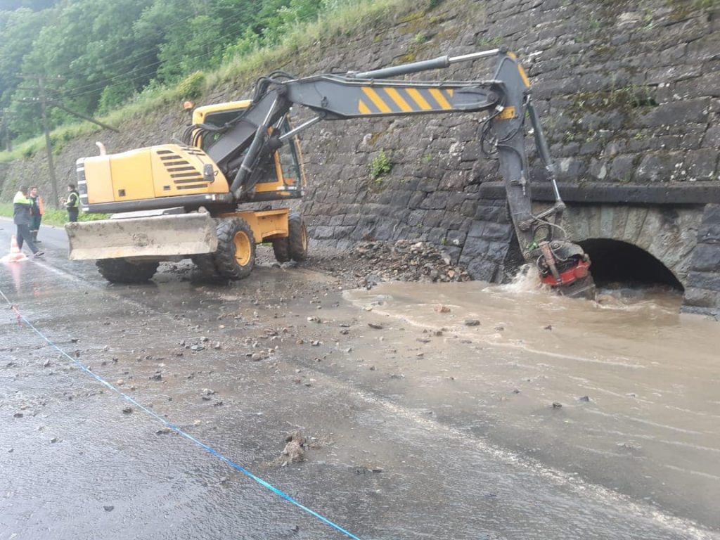 На Прикарпатті продовжують усувати наслідки негоди: фуото