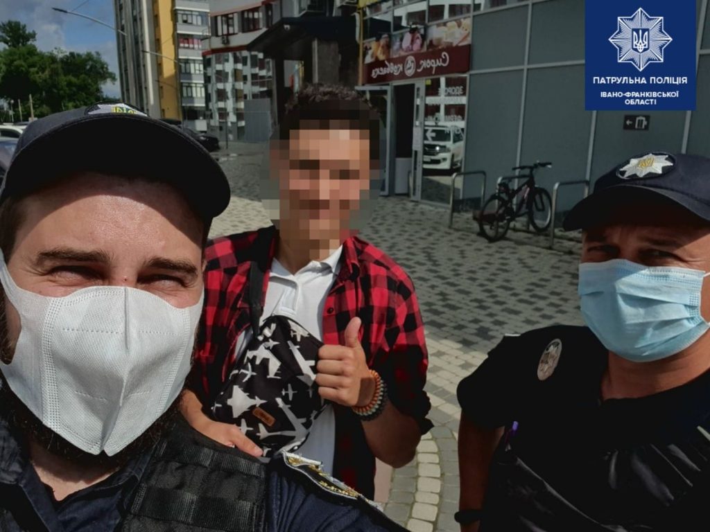 Франківські патрульні з "мигалками" доставили абітурієнту документи, необхідні для здачі ЗНО, іншому - допомогли знайти школу