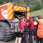 На Прикарпатті рятувальники перевозять туристів: фотофакт