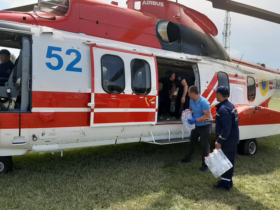 У село Дубівці на гелікоптері відправили більше тонни питної води: фотофакт