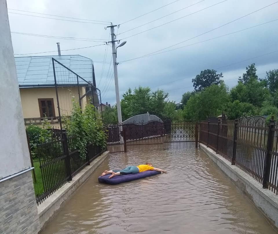 Паводкові розваги: як прикарпатці підіймали собі настрій у скрутну хвилину: Фоторепортаж