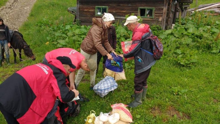 Рятувальники доставили харчі мешканцям прикарпатського села, які сильно постраждали від негоди: фоторепортаж