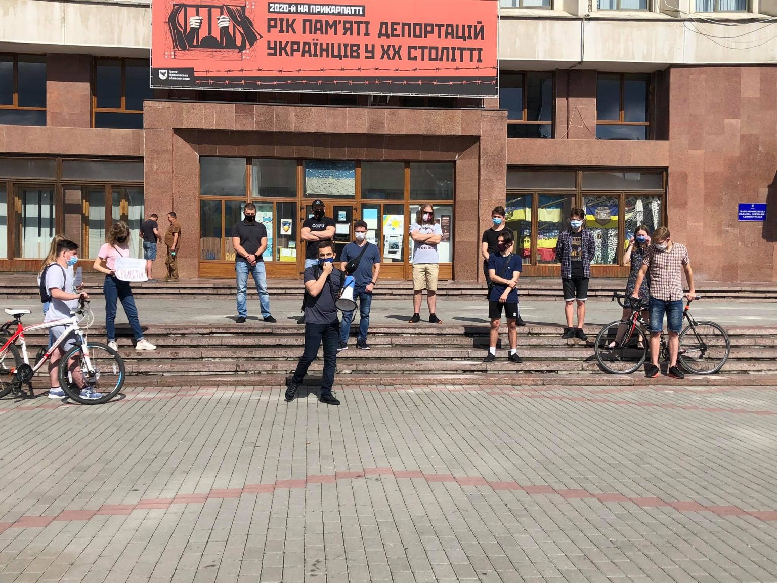 У Франківську пройшла акція протесту #СтопШкарлет: фоторепортаж