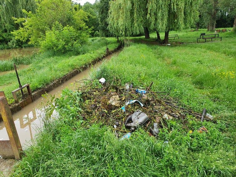 Франківські водойми чистять від водоростей та сміття