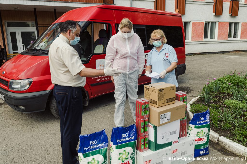 Франківський Карітас передав допомогу медичним закладам міста та області: фоторепортаж