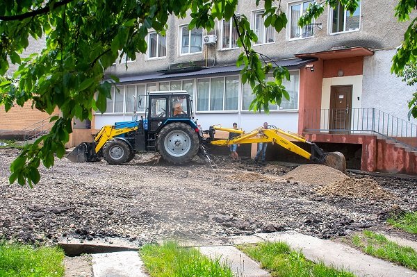 Затишний та охайний: у мікрорайоні "Бам" ремонтують ще один двір