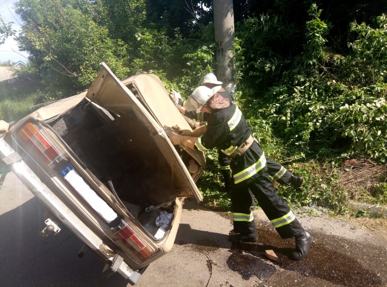 В Івано-Франківській області, на слизькій дорозі, автомобіль перекинувся на дах