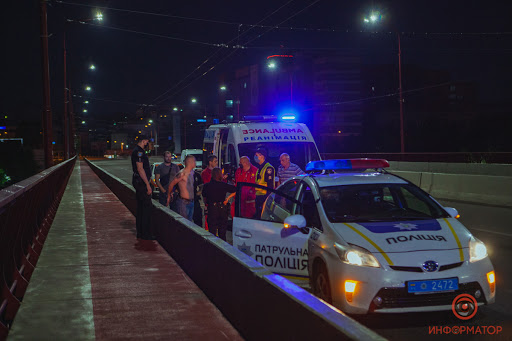 В передмісті Франківська поліцейські врятували шістьох дітей, яких велика вода відрізала від світу