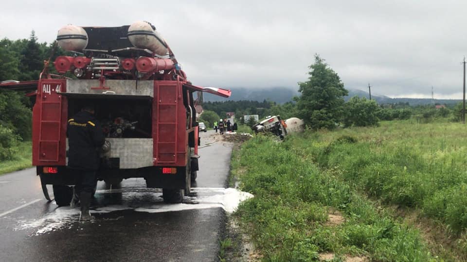 В Івано-Франківській області, на слизькій дорозі, перекинулась вантажівка із нафтопродуктами: фото