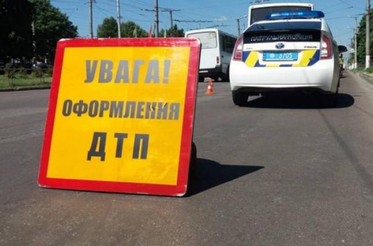 В Івано-Франківську мікроавтобус збив на пішохідному переході жінку