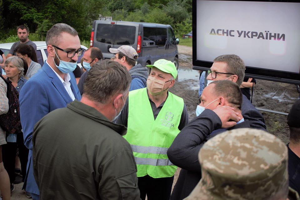 На Прикарпатті негода найбільше пошкодила ті дороги, які не ремонтувалися вже десятиліттями: фото