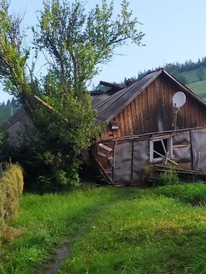 На Верховинщині стався зсув ґрунту на житлові будинки