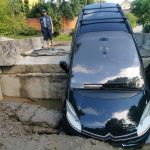 Через халатність прикарпатських дорожників, в передмісті Івано-Франківська автомобіль злетів зі зруйнованого повінню мосту ФОТО