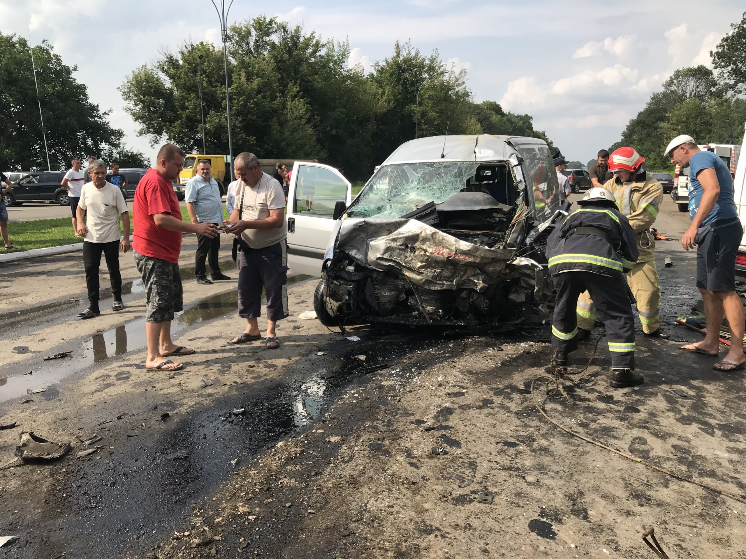 Неподалік Івано-Франківська трапилася ДТП - потерпілих із салону довелось вирізати рятувальникам