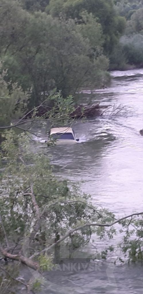 П'яний водій втопив своє авто у Бистриці в передмісті Франківська