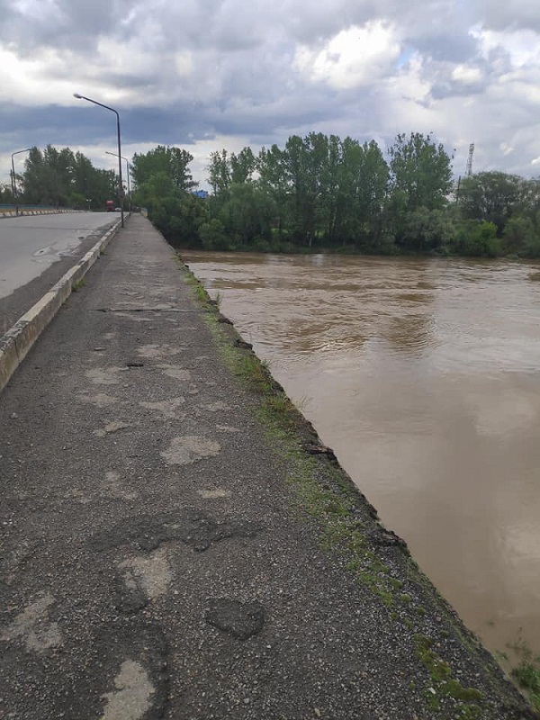 В Галичі більше 60 метрів перил на "новому мості" впали у Дністер: фото