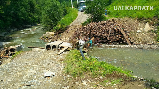 Через сильні опади на Прикарпатті стався зсув ґрунту, який зруйнував міст - карпатське село перебуває відрізаним від світу