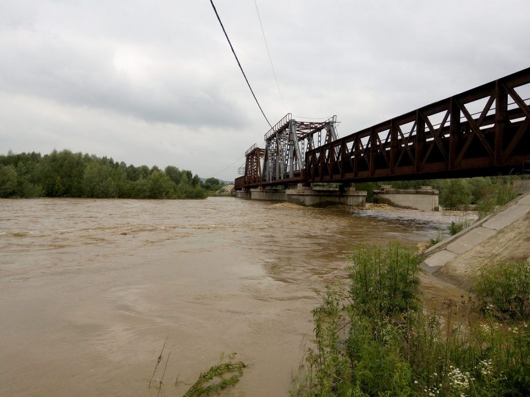 Сьогодні на Прикарпатті очікується значний підйом рівня води у річках - можливі підтоплення