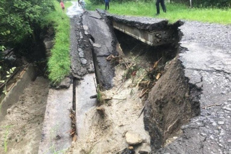 У двох населених пунктів Прикарпаття, через негоду, ускладнився проїзд великогабаритного транспорту