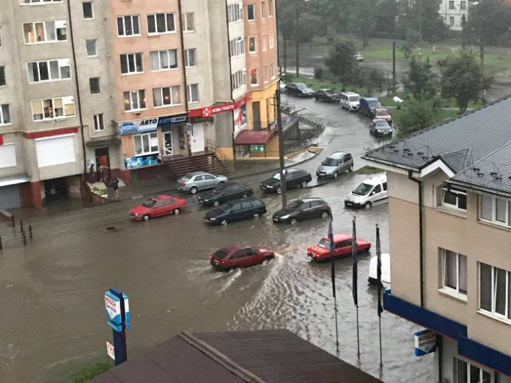 Франківцям радять бути обережними, аби зазнати травм через підтоплення міста