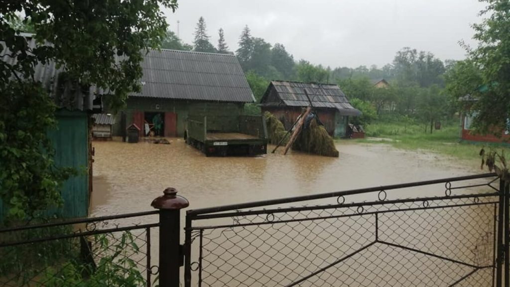 Через сильні опади на Франківщині у 15 районах підтоплено 165 населених пунктів - вода зайшла у майже 5000 будинків