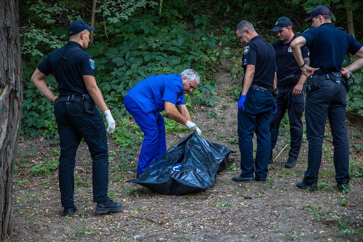 Курйозна смерть: на Прикарпатті колесо відірвалось від вантажівки і вбило пішохода