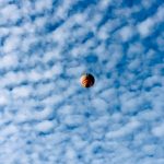 Неймовірно романтична історія - франківець освідчився своїй дівчині у небі, під час польоту на повітряній кулі: фото