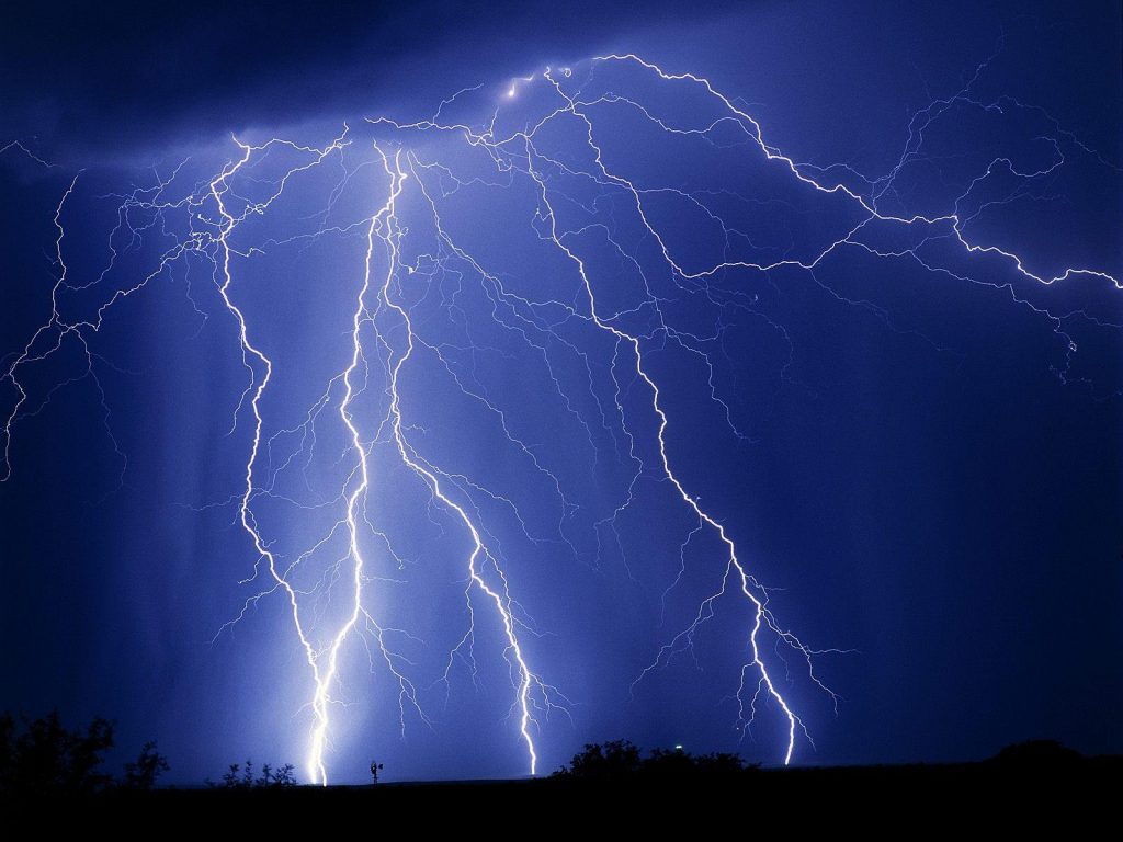Прикарпатські рятувальники радять, як вберегтися від блискавки