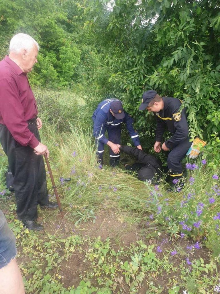 П'яний прикарпатець ледь не втопився у канаві з водою